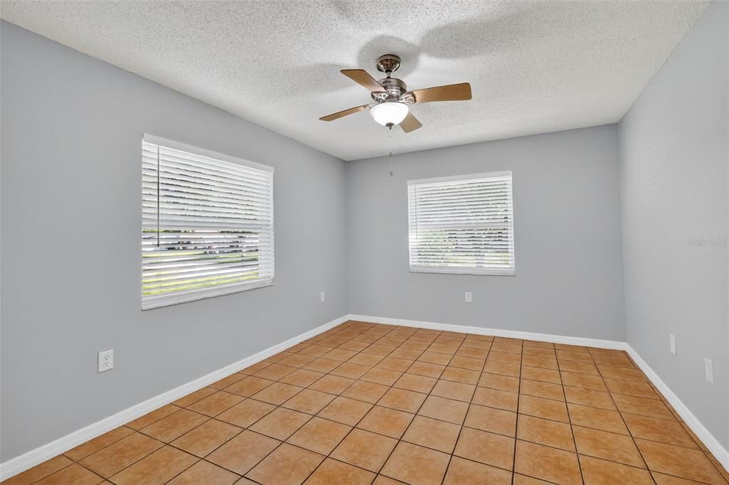 合同活跃: $250,000 (2 贝兹, 2 浴室, 1106 平方英尺)