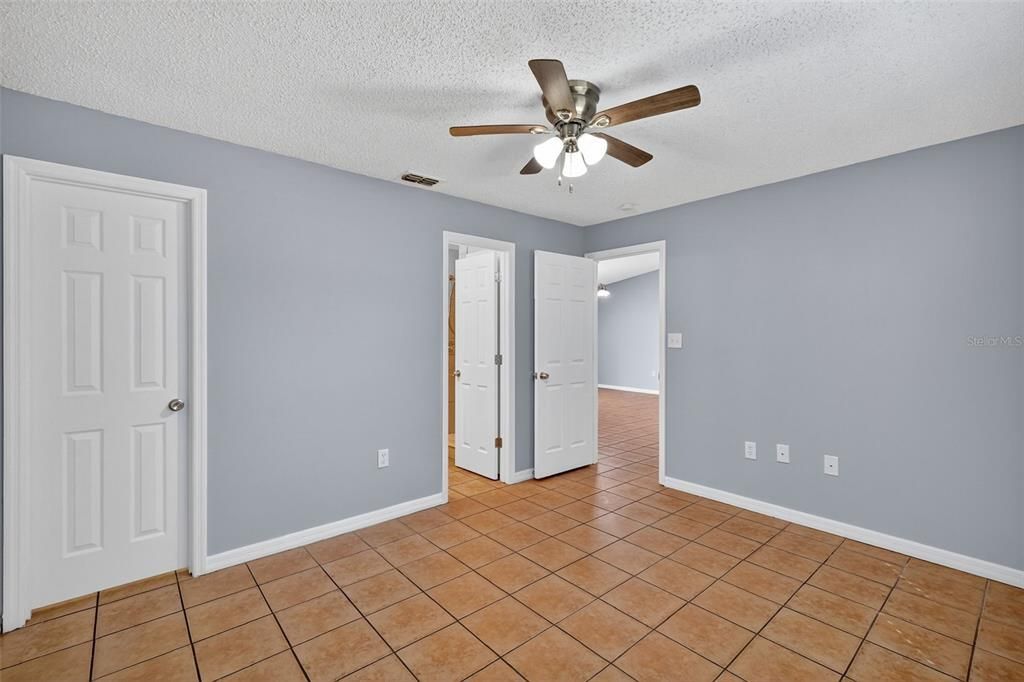 合同活跃: $250,000 (2 贝兹, 2 浴室, 1106 平方英尺)