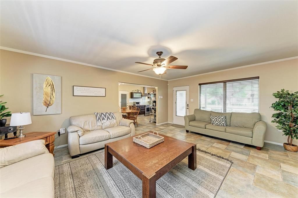 合同活跃: $559,000 (3 贝兹, 2 浴室, 1397 平方英尺)