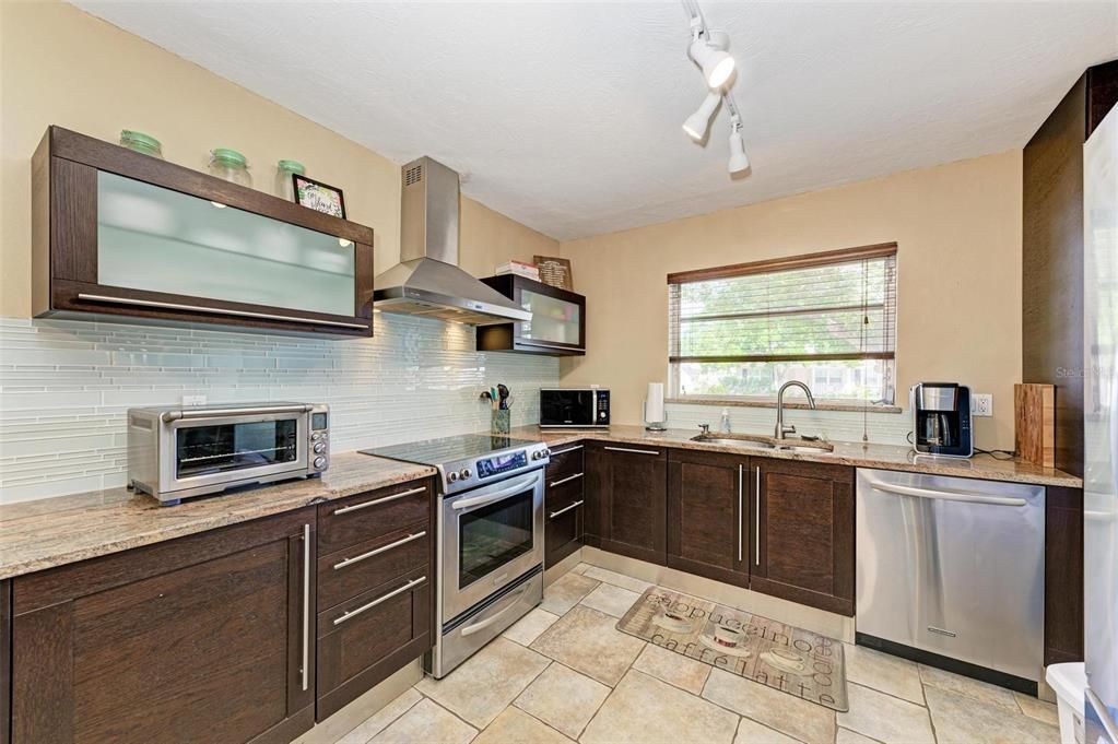 合同活跃: $559,000 (3 贝兹, 2 浴室, 1397 平方英尺)