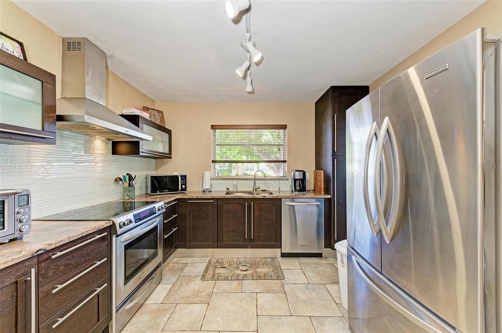 合同活跃: $559,000 (3 贝兹, 2 浴室, 1397 平方英尺)