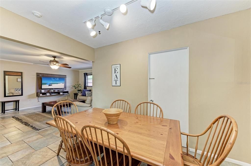 合同活跃: $559,000 (3 贝兹, 2 浴室, 1397 平方英尺)