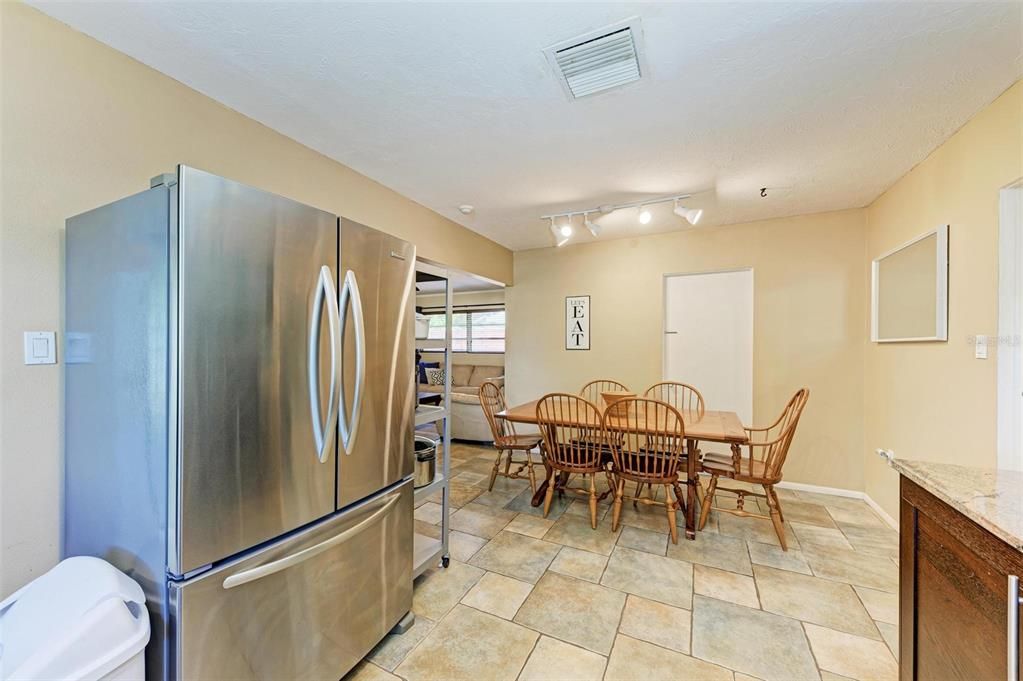 合同活跃: $559,000 (3 贝兹, 2 浴室, 1397 平方英尺)