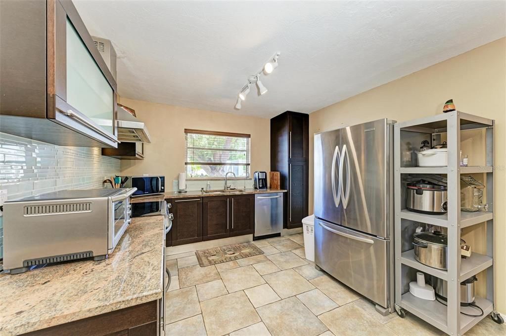 合同活跃: $559,000 (3 贝兹, 2 浴室, 1397 平方英尺)