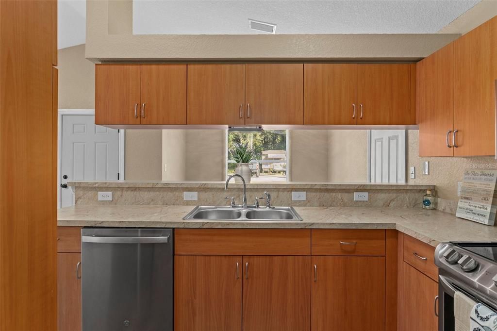 待售: $208,000 (3 贝兹, 2 浴室, 1147 平方英尺)