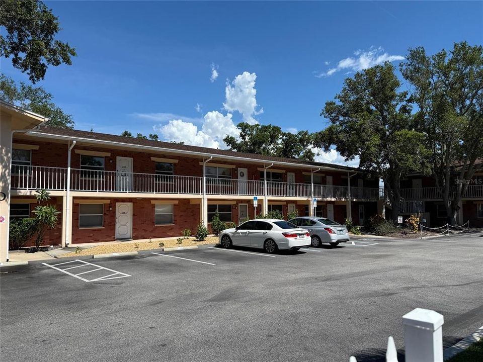 Active With Contract: $1,150 (1 beds, 1 baths, 750 Square Feet)
