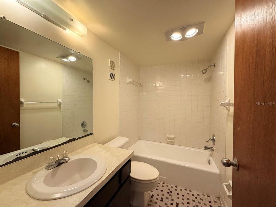 Active With Contract: $1,150 (1 beds, 1 baths, 750 Square Feet)