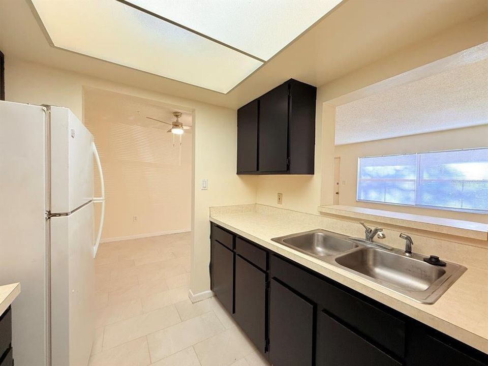 Active With Contract: $1,150 (1 beds, 1 baths, 750 Square Feet)