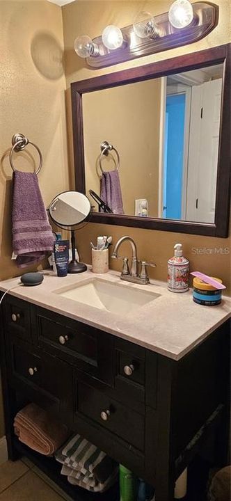 На продажу: $134,500 (2 спален, 1 ванн, 925 Квадратных фут)