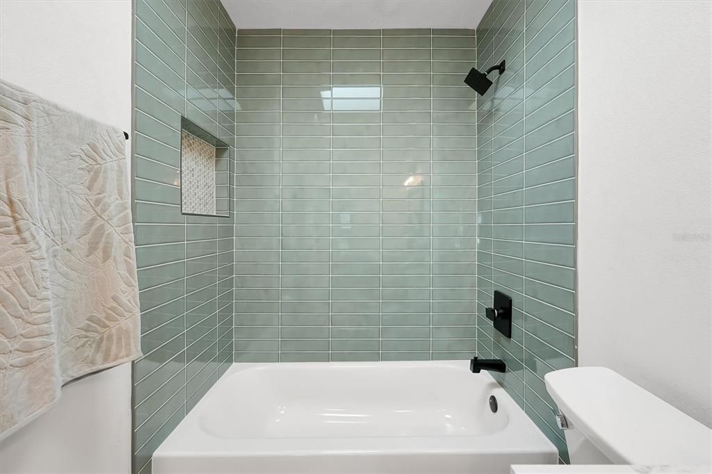 合同活跃: $329,900 (3 贝兹, 2 浴室, 1168 平方英尺)