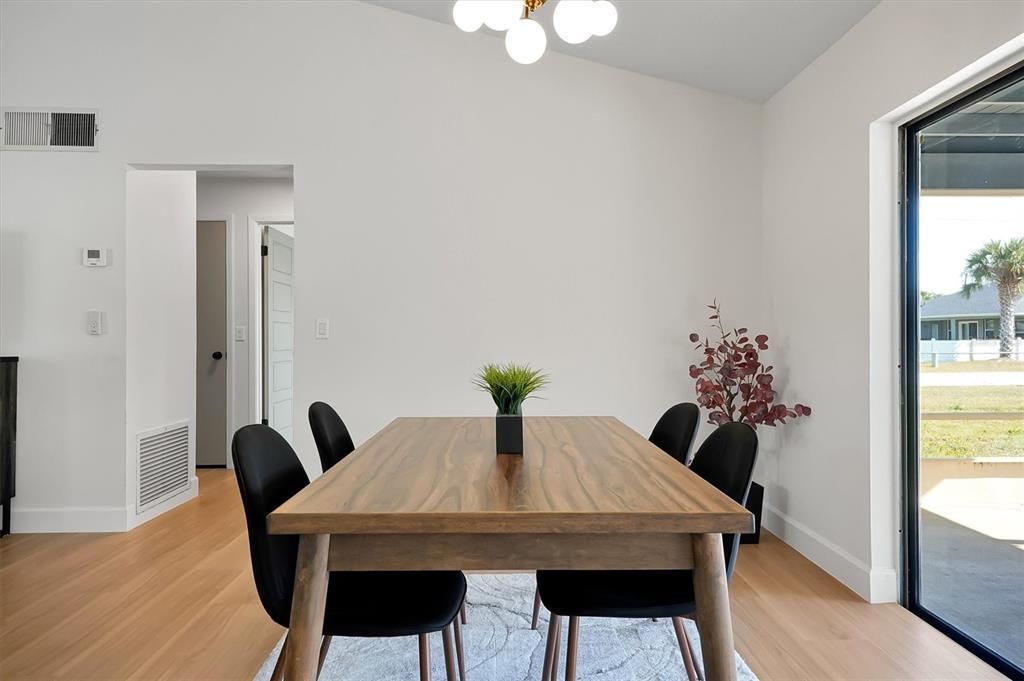 合同活跃: $329,900 (3 贝兹, 2 浴室, 1168 平方英尺)