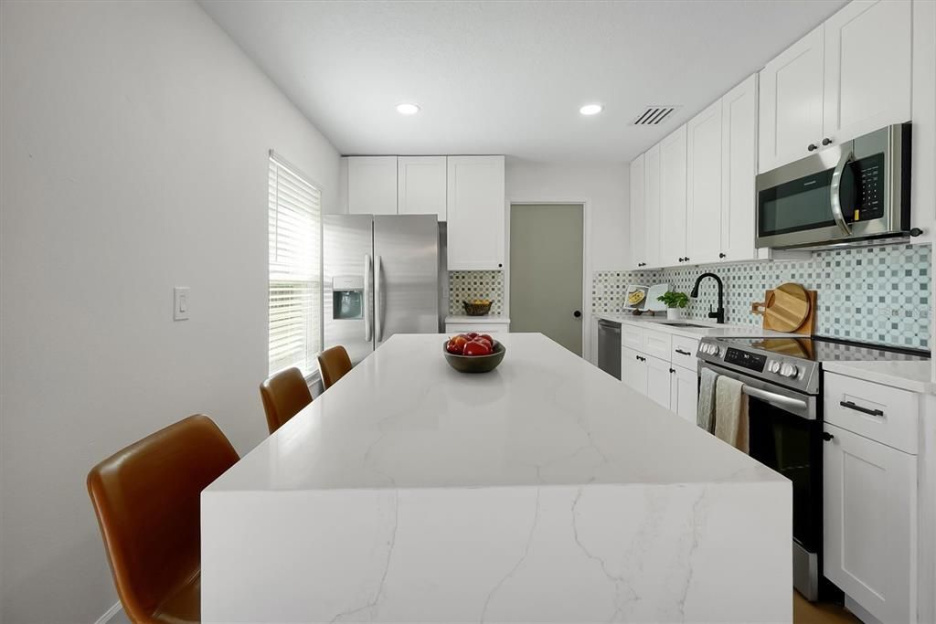 合同活跃: $329,900 (3 贝兹, 2 浴室, 1168 平方英尺)