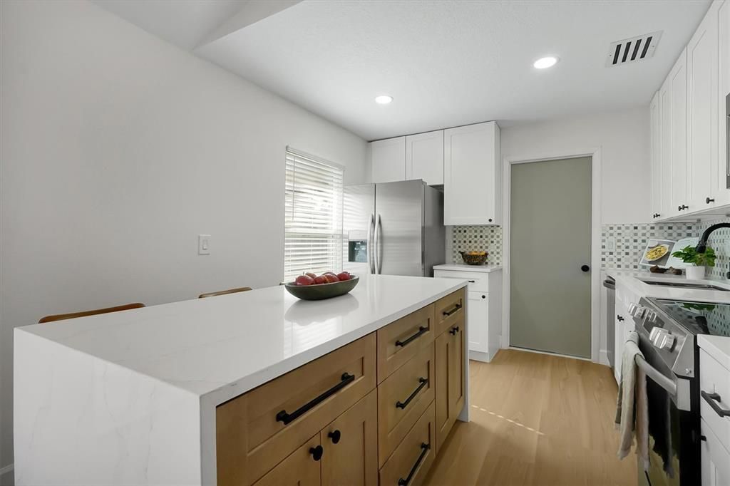 合同活跃: $329,900 (3 贝兹, 2 浴室, 1168 平方英尺)