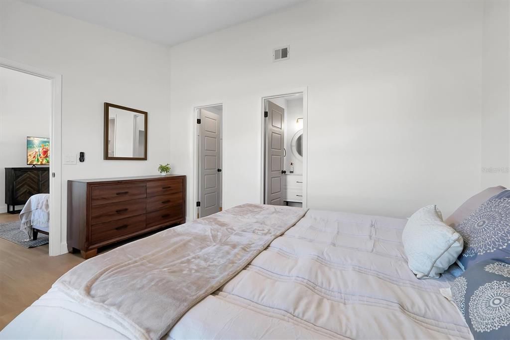 合同活跃: $329,900 (3 贝兹, 2 浴室, 1168 平方英尺)