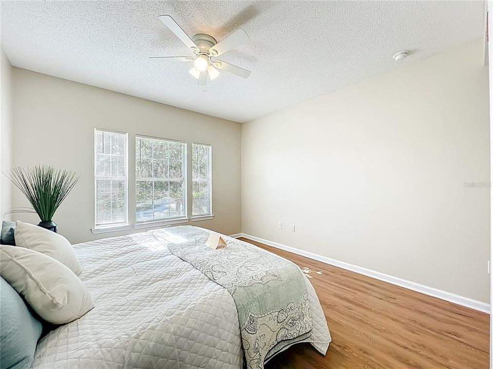 合同活跃: $199,900 (1 贝兹, 1 浴室, 895 平方英尺)