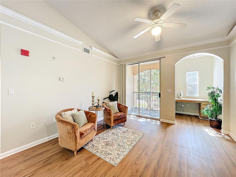 合同活跃: $199,900 (1 贝兹, 1 浴室, 895 平方英尺)