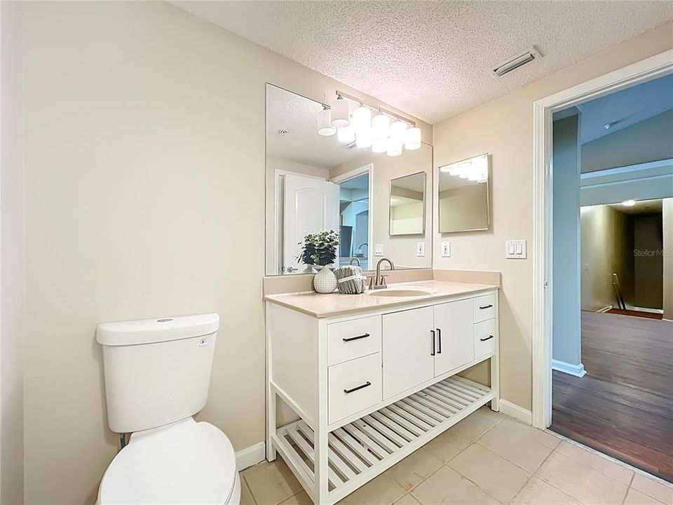 合同活跃: $199,900 (1 贝兹, 1 浴室, 895 平方英尺)