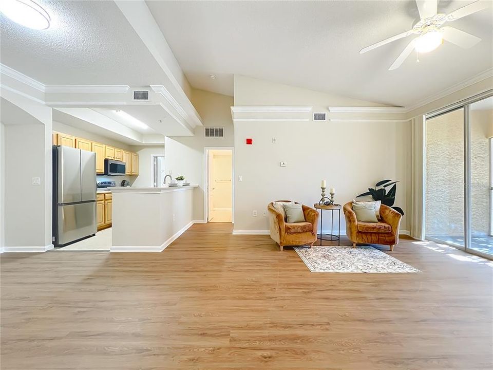 合同活跃: $199,900 (1 贝兹, 1 浴室, 895 平方英尺)