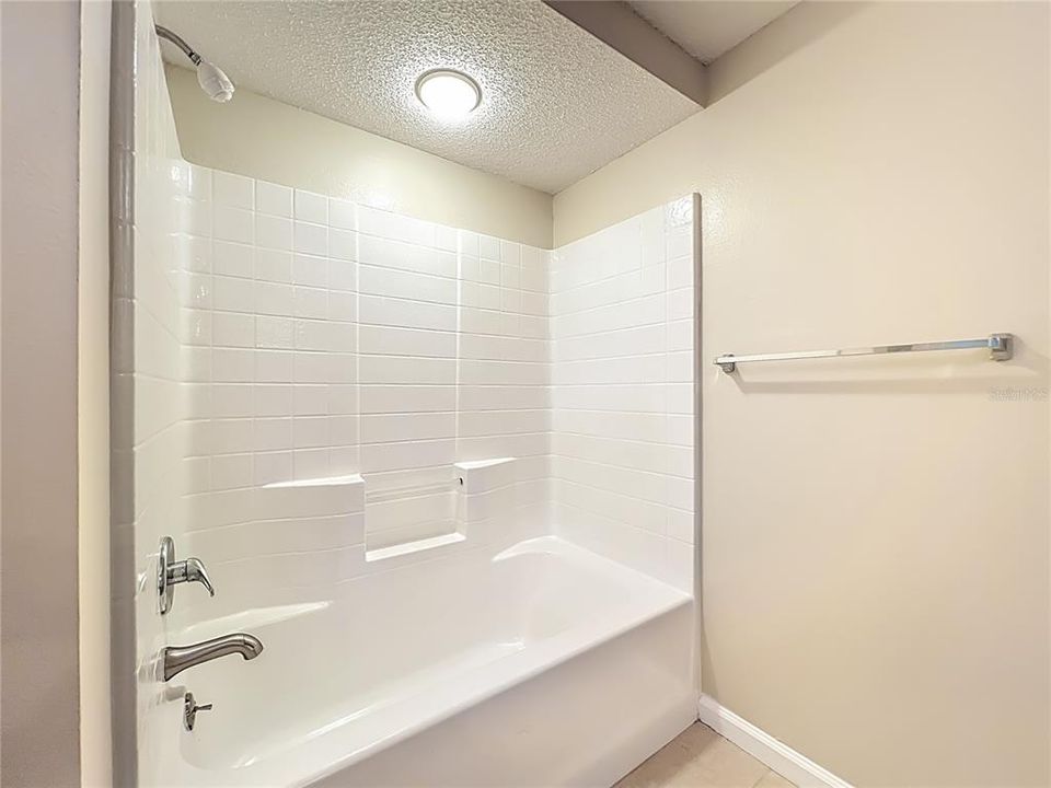 合同活跃: $199,900 (1 贝兹, 1 浴室, 895 平方英尺)