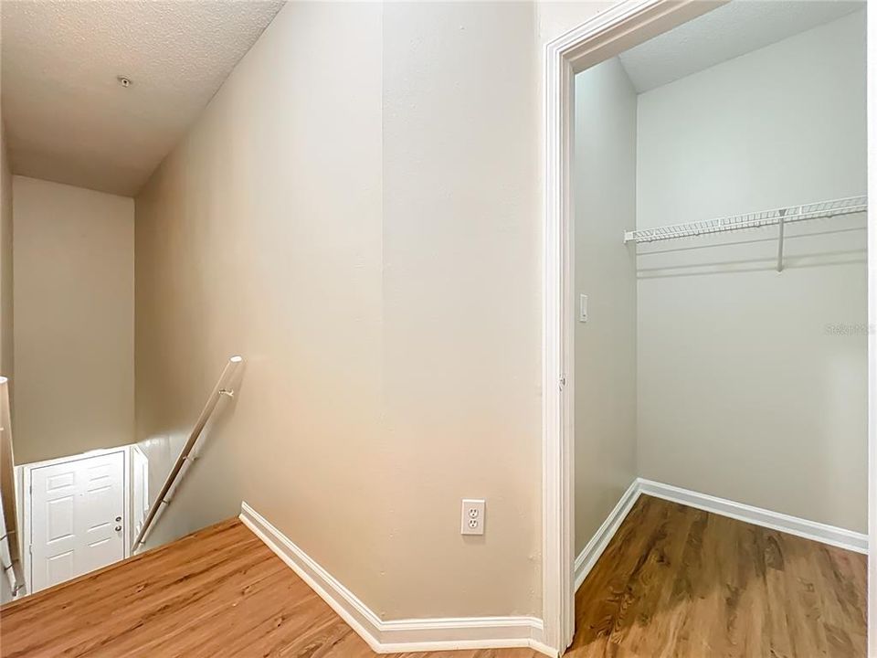 合同活跃: $199,900 (1 贝兹, 1 浴室, 895 平方英尺)