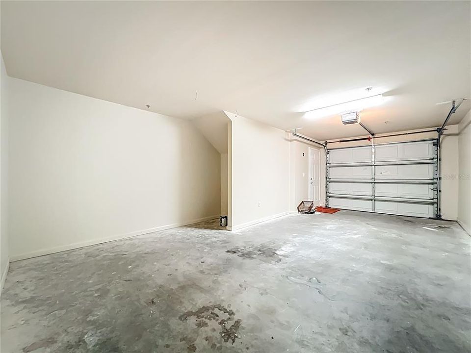 合同活跃: $199,900 (1 贝兹, 1 浴室, 895 平方英尺)