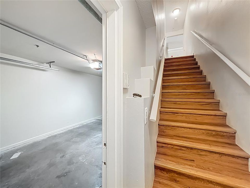 合同活跃: $199,900 (1 贝兹, 1 浴室, 895 平方英尺)