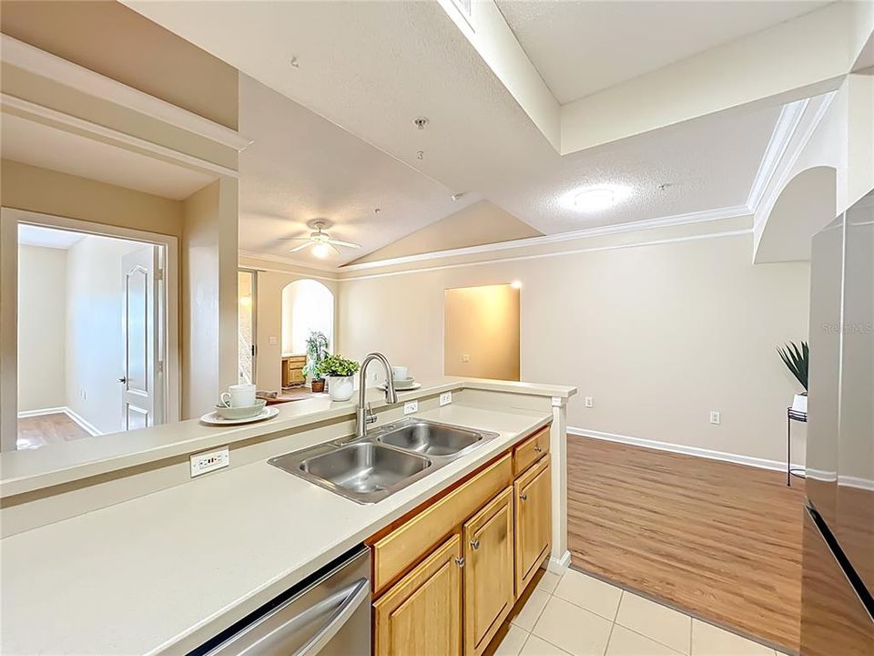 合同活跃: $199,900 (1 贝兹, 1 浴室, 895 平方英尺)