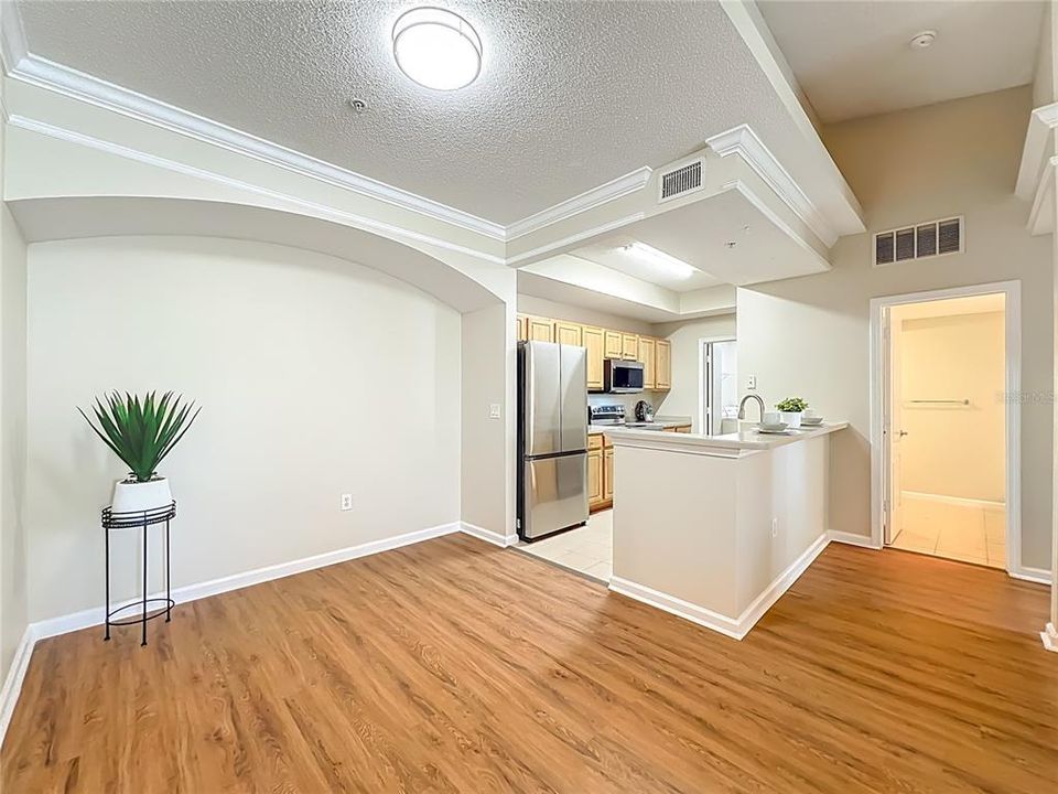 合同活跃: $199,900 (1 贝兹, 1 浴室, 895 平方英尺)