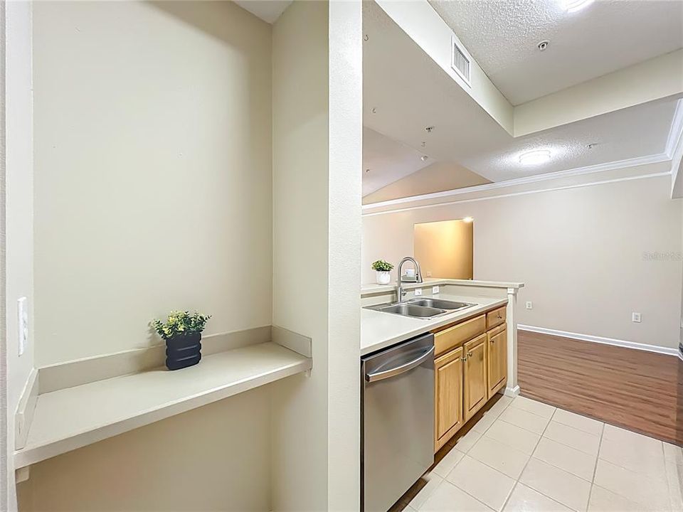 合同活跃: $199,900 (1 贝兹, 1 浴室, 895 平方英尺)