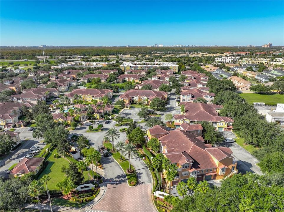 合同活跃: $199,900 (1 贝兹, 1 浴室, 895 平方英尺)