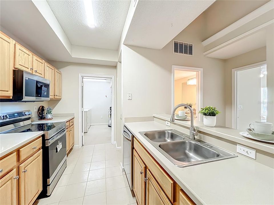 合同活跃: $199,900 (1 贝兹, 1 浴室, 895 平方英尺)