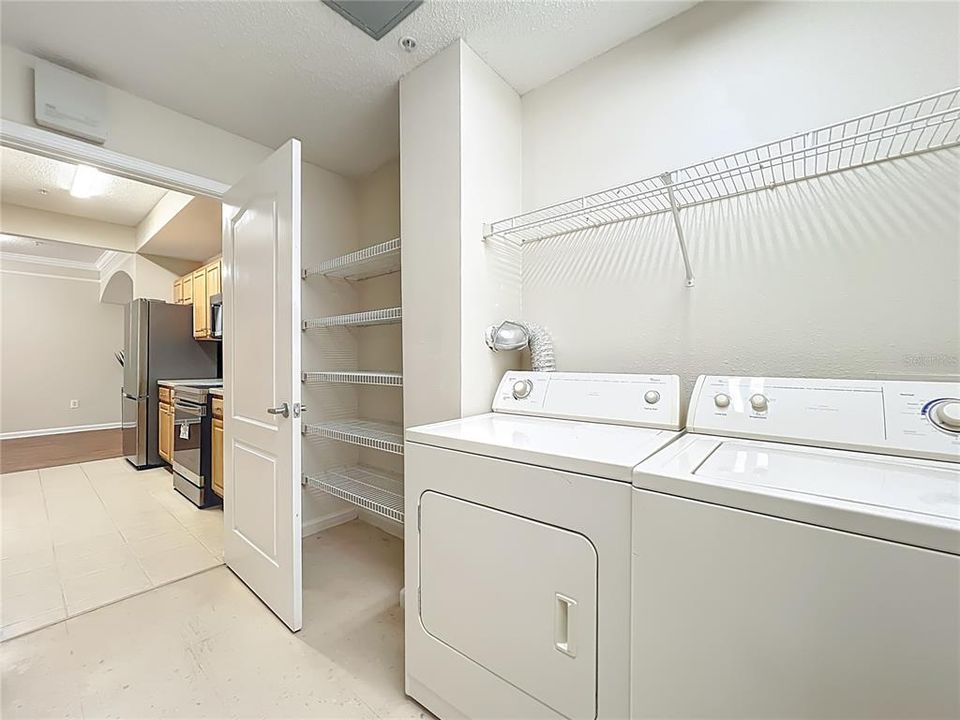 合同活跃: $199,900 (1 贝兹, 1 浴室, 895 平方英尺)