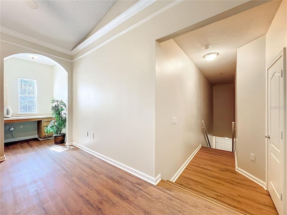 合同活跃: $199,900 (1 贝兹, 1 浴室, 895 平方英尺)