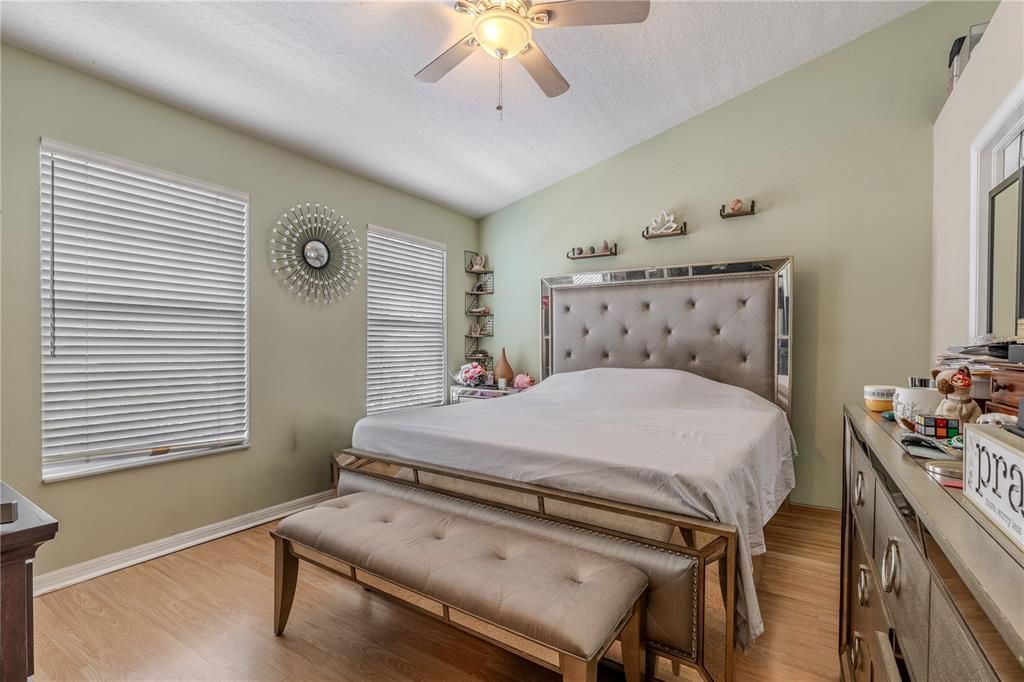 For Sale: $240,000 (2 beds, 1 baths, 1146 Square Feet)