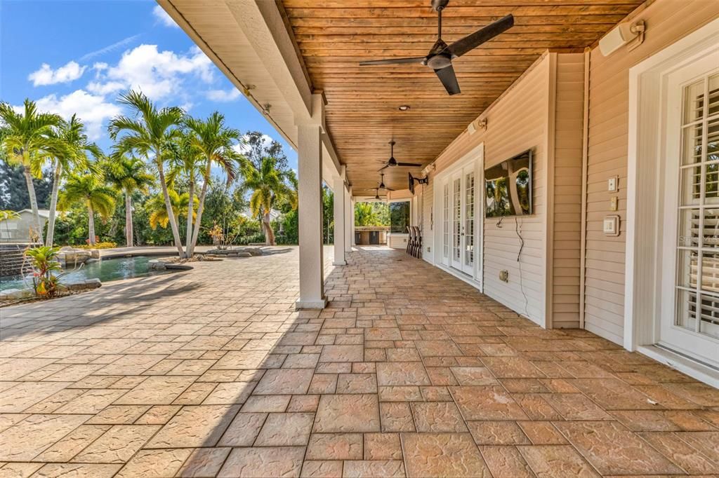 For Sale: $1,100,000 (5 beds, 4 baths, 5761 Square Feet)