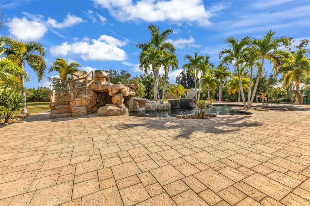 For Sale: $1,100,000 (5 beds, 4 baths, 5761 Square Feet)