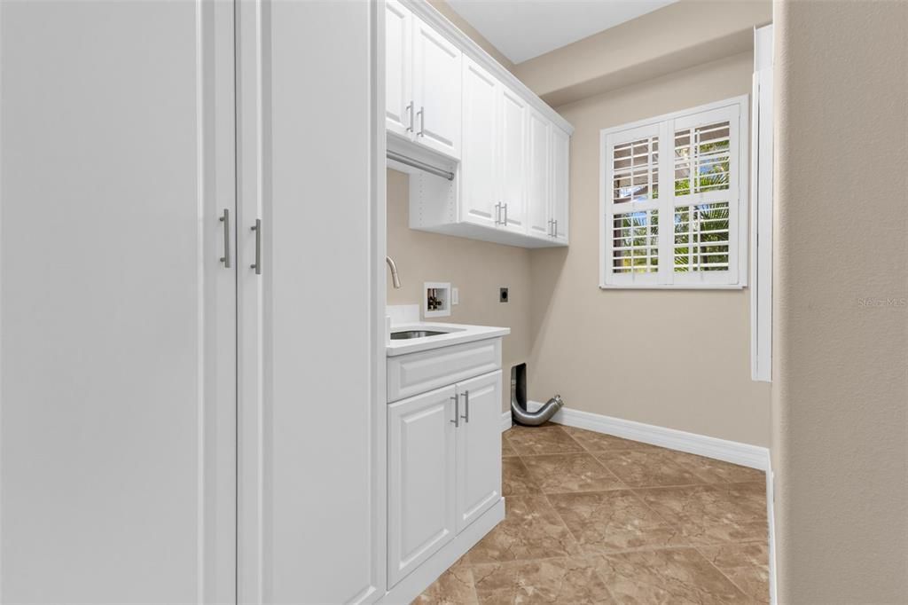 For Sale: $1,100,000 (5 beds, 4 baths, 5761 Square Feet)