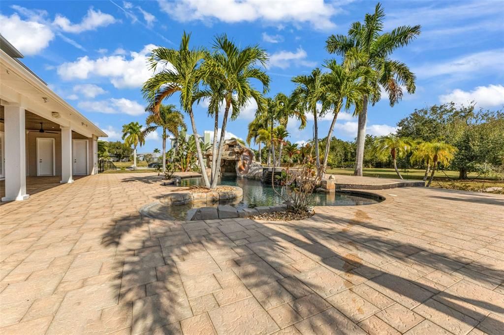 For Sale: $1,100,000 (5 beds, 4 baths, 5761 Square Feet)