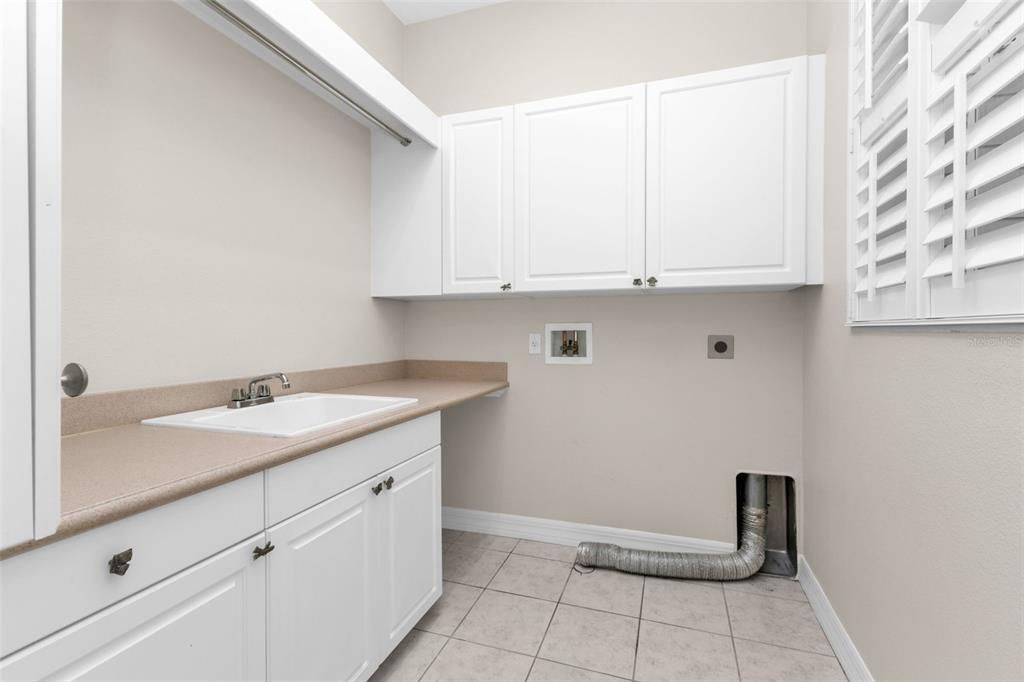 For Sale: $1,100,000 (5 beds, 4 baths, 5761 Square Feet)