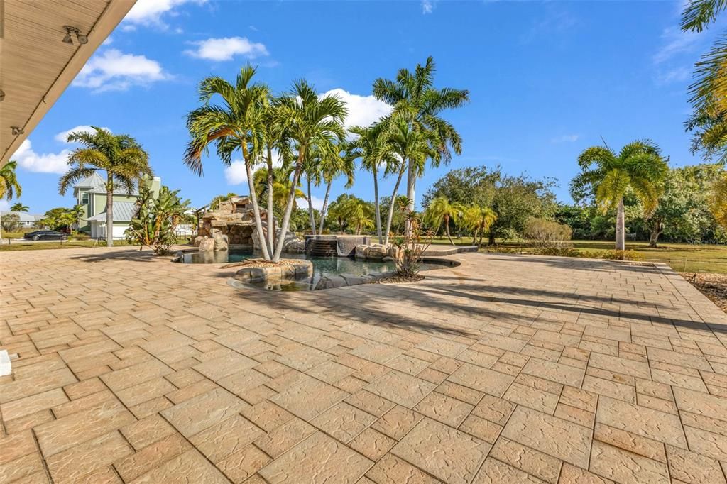 For Sale: $1,100,000 (5 beds, 4 baths, 5761 Square Feet)