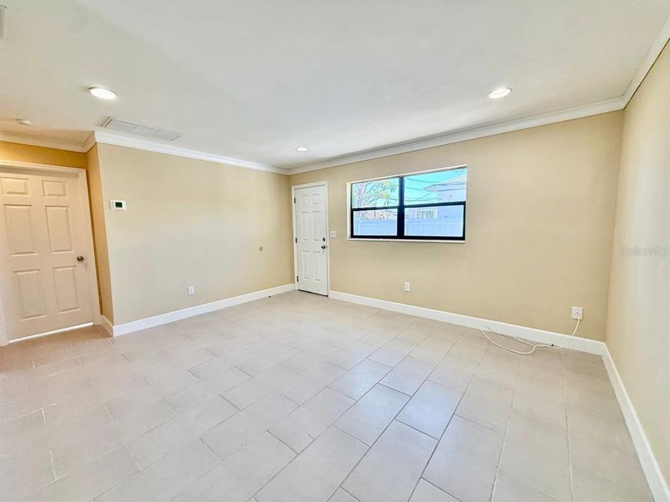 For Rent: $1,875 (2 beds, 1 baths, 725 Square Feet)