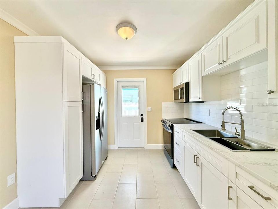 For Rent: $1,875 (2 beds, 1 baths, 725 Square Feet)