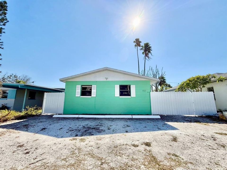 For Rent: $1,875 (2 beds, 1 baths, 725 Square Feet)