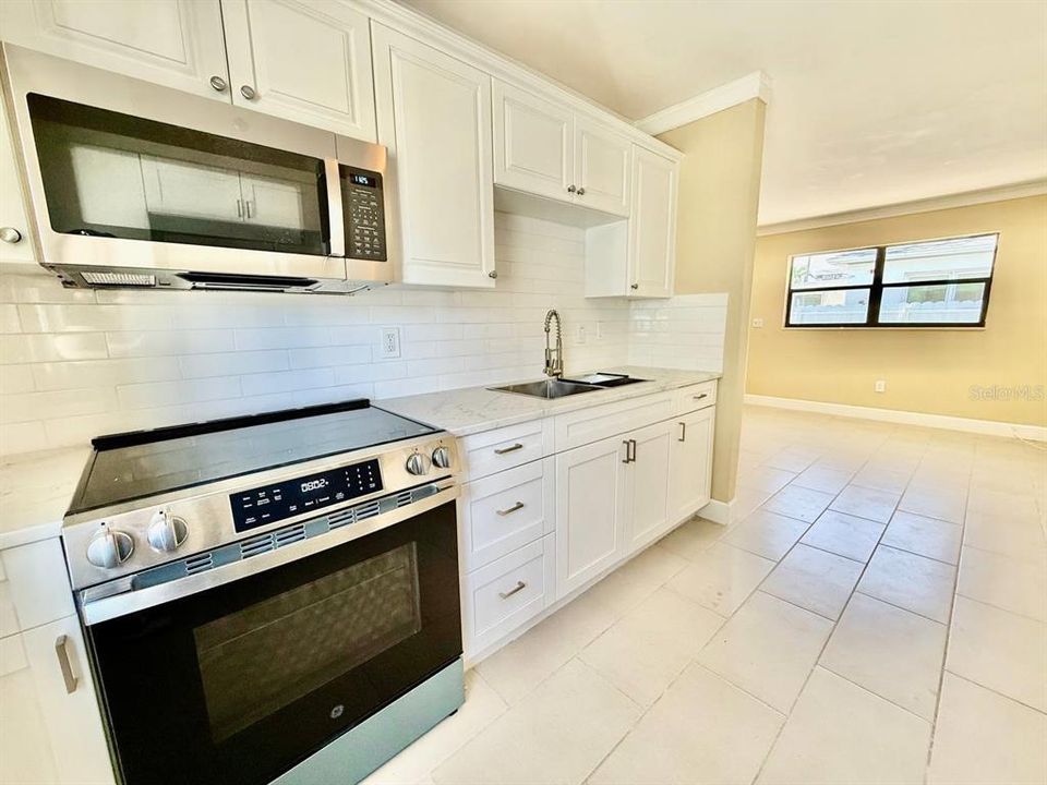 For Rent: $1,875 (2 beds, 1 baths, 725 Square Feet)