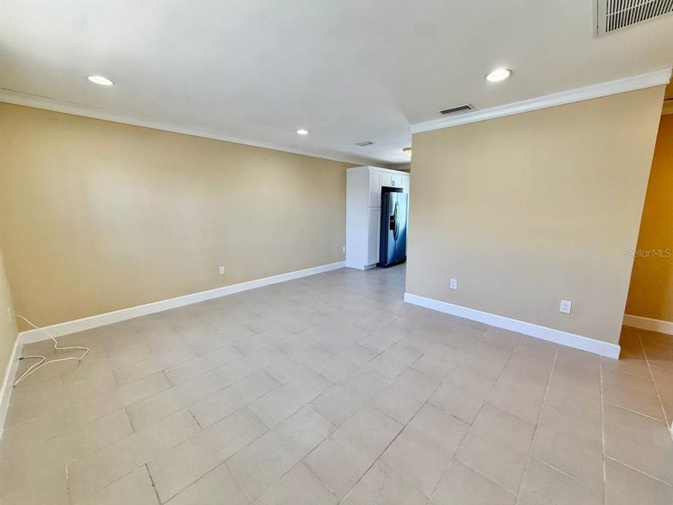 For Rent: $1,875 (2 beds, 1 baths, 725 Square Feet)