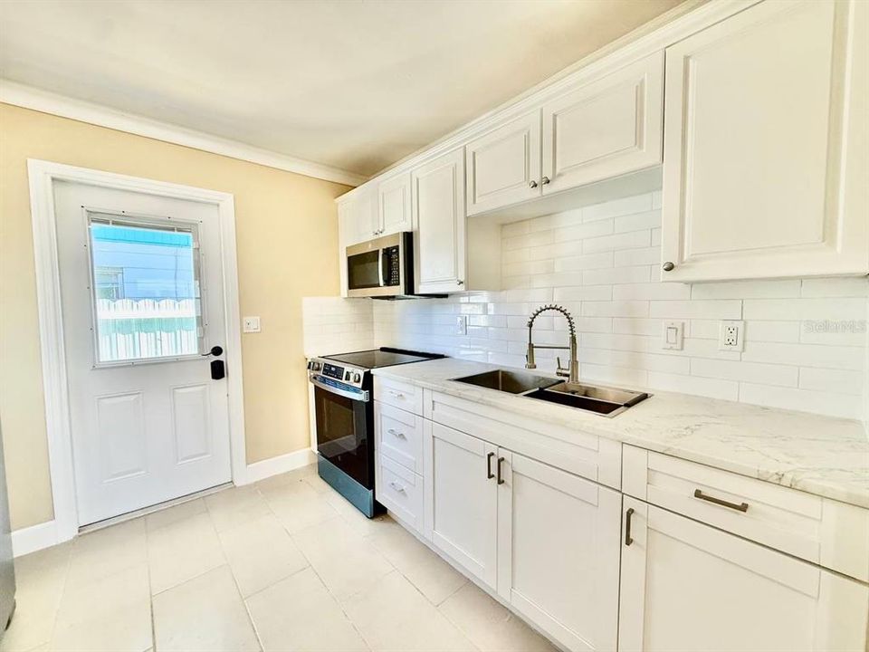 For Rent: $1,875 (2 beds, 1 baths, 725 Square Feet)