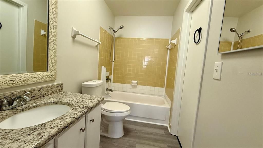 For Rent: $1,299 (2 beds, 1 baths, 996 Square Feet)