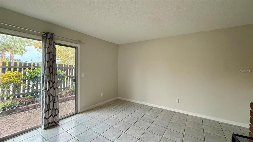 For Rent: $1,299 (2 beds, 1 baths, 996 Square Feet)