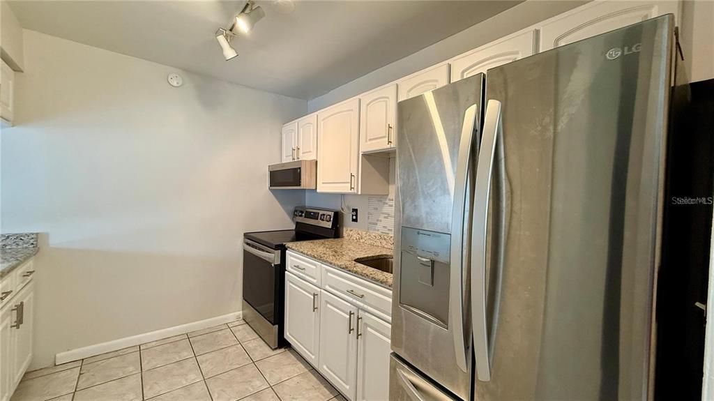 For Rent: $1,299 (2 beds, 1 baths, 996 Square Feet)