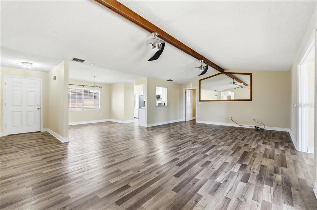 На продажу: $384,999 (3 спален, 2 ванн, 2077 Квадратных фут)